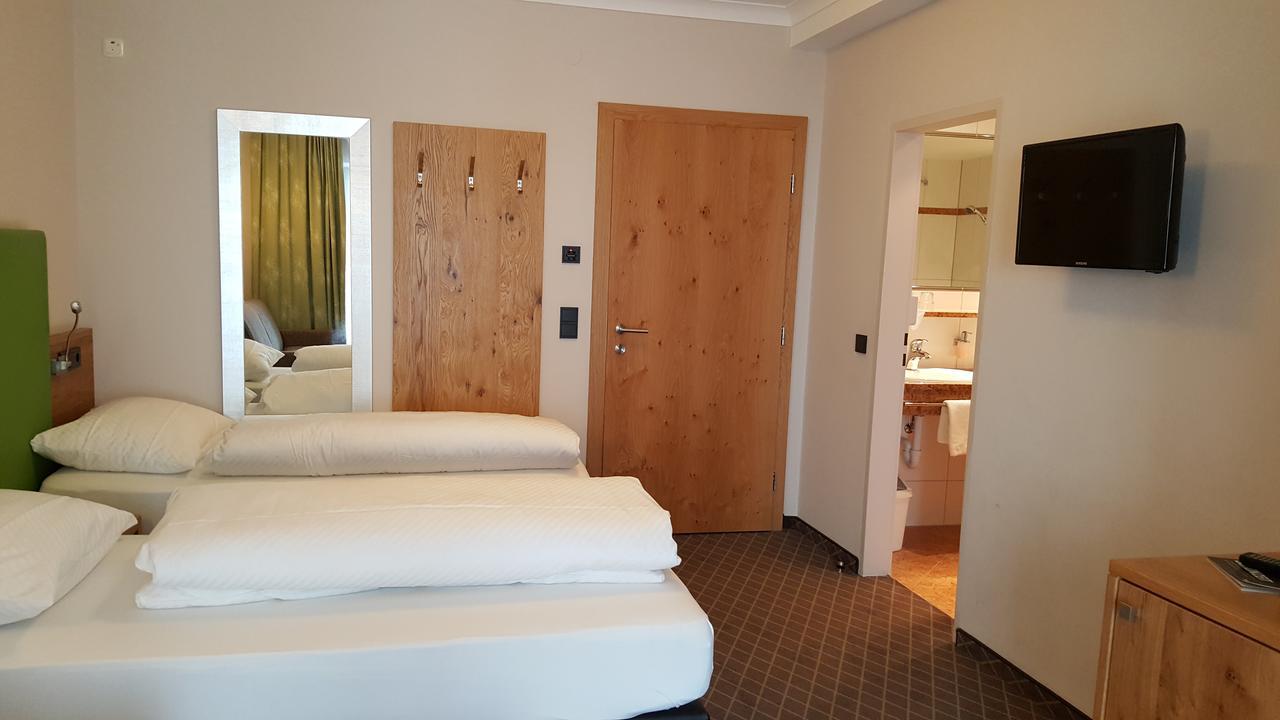 לאנדק Hotel Mozart מראה חיצוני תמונה